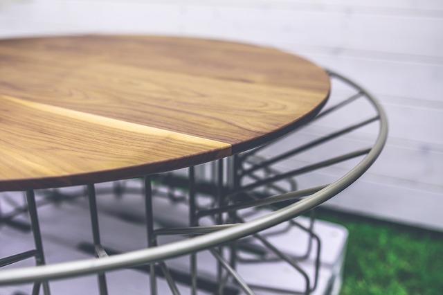 stolek ze dřeva a kovu