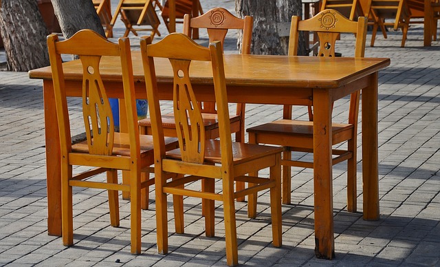 jídelní stůl a židle ze dřeva