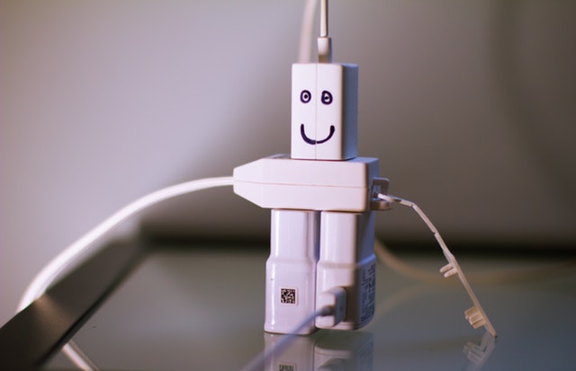 bílá elektro postavička